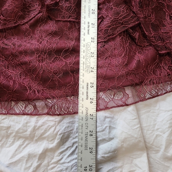 Issac Mizrahi Live Elegant Burgandy Lace Top with keyhole front and back.  SZ 14 - Picture 9 of 10